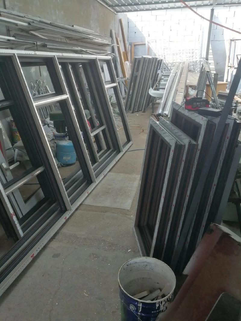 從斷橋鋁到系統(tǒng)門窗 全方位解析現(xiàn)代門窗的選擇、加工與安裝